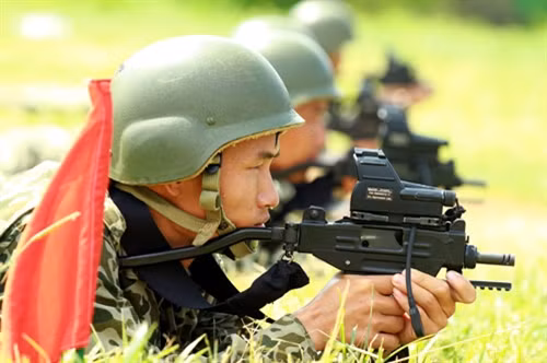 40 bia đĩa được bố trí cao, thấp không đều ở cự ly 40 mét, với những khẩu súng “chuyên dụng” trong tay, không đầy 10 giây, 40 “tên địch” đã bị tiêu diệt hoàn toàn. 