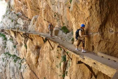 Việc trải nghiệm địa điểm rùng rợn như con đường dọc vách núi đá 110 tuổi El Caminito Del Rey mang lại nhiều thích thú, nhưng nó chỉ dành cho những người can đảm khi không sợ độ cao và hãi hùng trước con sóng dữ đang cuộn chảy phía dưới.