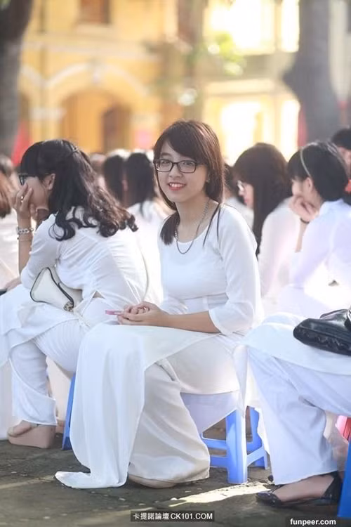 Gương mặt thanh tú, đẹp trong trẻo, nụ cười vô tư, tự nhiên kết hợp với chiếc áo dài khoe triệt để được nét duyên của nữ sinh Việt ghi được ấn tượng mạnh đối với người xem.