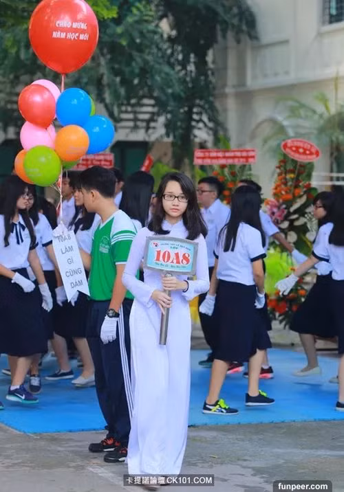 Không chỉ tôn được vẻ đẹp thanh xuân tràn đầy sức sống của những thiếu nữ đang độ tuổi trăng tròn, tà áo dài trắng còn tượng trưng cho thủa học trò hồn nhiên, trong sáng nhất.