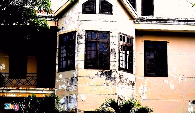 Theo thời gian, những bức tường của các ngôi nhà đang dần bong tróc, loang lổ.
