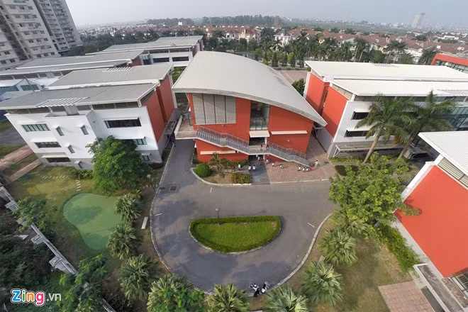 Hanoi Academy là trường được đầu tư cơ sở vật chất hiện đại tại Hà Nội, đảm bảo cho các học sinh môi trường học tập tiên tiến. Đặc biệt, năm 2009, công trình Hanoi Academy đã hai lần cùng đơn vị tư vấn thiết kế nhận giải thưởng cao nhất tại châu Á và Trung Đông về thiết kế. Nhìn toàn cảnh trường từ camera bay sẽ thấy được sân golf mini - tạo nên nét khác biệt.