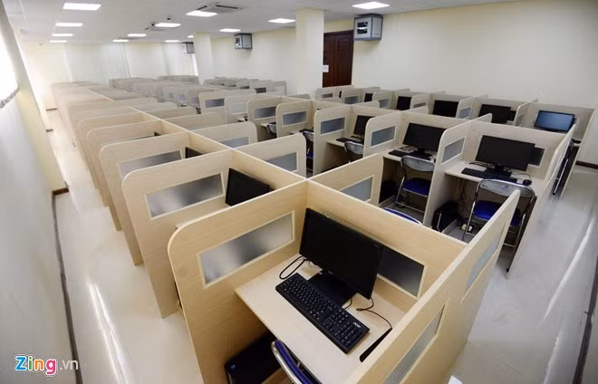 Năm 2015, Đại học Quốc gia Hà Nội lần đầu tổ chức kỳ thi đánh giá năng lực để tuyển sinh. Phòng thi kiểu mới được trang bị 100% máy tính hiện đại, chỗ ngồi được ngăn cách bằng lớp gỗ. Ảnh: Lê Hiếu.