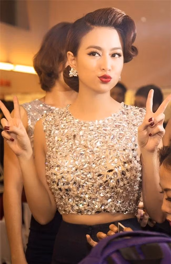 Hoàng Thùy Linh cũng sở hữu đôi môi mọng đỏ, sexy.