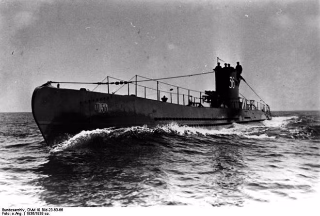 Ban đầu, Kriegsmarine chỉ có 56 chiếc U-boat, nhưng trong suốt chiều dài cuộc chiến, riêng loại U-boat VII lực lượng này đã có đến 691 chiếc. Đây là ảnh chụp tàu ngầm U-boat trong một cuộc tập trận vào năm 1936.