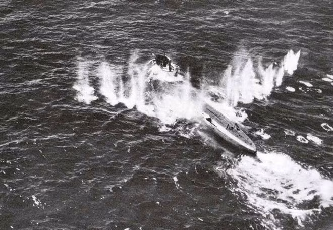 Đến năm 1943, quân Đồng Minh đã bắt đầu săn tìm U-boat trên biển. Đây là ảnh chụp máy bay Đồng minh ném bom một tàu U-boat.