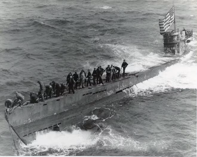 Đến cuối cuộc chiến, U-boat trở thành cánh cửa tử thần đối với thủy thủ Đức. Trong số 40.900 người lái U-boat, khoảng 28.000 người đã tử trận. Ảnh trên chụp lại cảnh lính Mỹ ở trên một con tàu U-boat mới chiếm được.