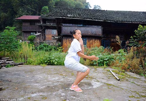 Người dân trong làng này đều coi việc học võ kungfu là điều bình thường và bắt buộc phải biết .Mỗi người lại theo đuổi một trường phái khác nhau. Các thế võ được mô phỏng hành động của các loài động vật hoang dã như rắn, hổ, báo và từ đó phát triển bài bản hơn nữa. Nguyên nhân của việc này tới nay vẫn còn là điều bí ẩn. Một giả thiết được người dân một trong những ngôi làng độc đáo nhất thế giới này đưa ra rằng do từ xa xưa, khu vực thường xuyên bị thú hoang quấy nhiễu nên mọi người đã tìm học các môn võ thuật trong đó có kungfu để phòng thân.