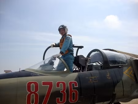 Vì vậy, để có thể tham gia các bài bay tốt, bản thân mỗi phi công phải tự đề ra cho mình kỷ luật thép trong rèn luyện thể lực bổ trợ tiền đình và nâng cao sức khỏe, sức bền đồng thời kết hợp với tự nghiên cứu học tập nâng cao trình độ, hoàn thiện bản thân. Tiêu chí về giỏi ngoại ngữ (đặc biệt là tiếng Nga) cũng là yếu tố bắt buộc.