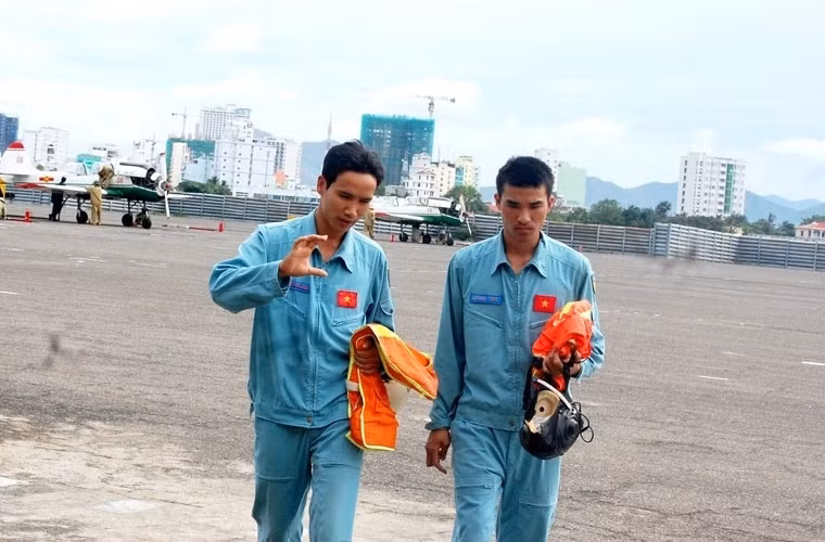 Từ lý thuyết đến thực hành bay huấn luyện, các phi công quân sự phải trải qua khoảng thời gian dài tích cực luyện tập, từ bay mô hình, chuyển qua bay cạn (tức là quá trình tập luyện dưới mặt đất với quy trình y hệt như sẽ thực hiện ở trên không).