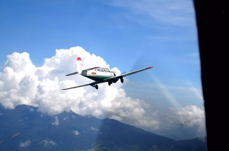 Máy bay huấn luyện sơ cấp Yak-52 trang bị một động cơ Vedeneyev M14P với cánh quạt 2 lưỡi. Yak-52 có thể đạt tốc độ tối đa tới 272km/h, vận tốc leo cao 7m/s.