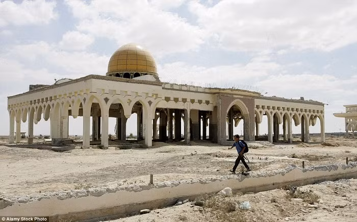 Sân bay quốc tế Yasser Arafat ở Dải Gaza đã từng là niềm tự hào của Palestine, nhưng giờ đây nó chỉ là một đống đổ nát do chiến tranh tàn phá.
