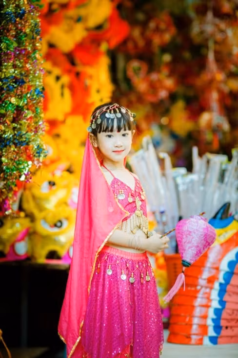 Vẻ ngây thơ của bé Gia Hân khi tạo dáng với đèn lồng Trung Thu.