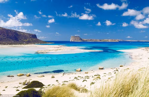 Chania là một hòn đảo thiên đường cho những người yêu thích rượu vang và thực phẩm. Bạn có thể thưởng thức những món ăn nổi tiếng của người dân đảo Crete và những ly rượu vang thơm nồng ngon tuyệt.
