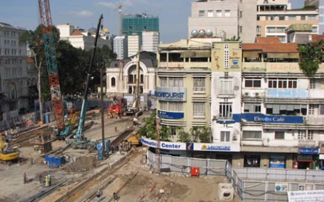 Khu tứ giác Nguyễn Huệ - Lê Lợi - Đồng Khởi - Nguyễn Thiệp. Mặt tiền khu này ngay phần đường Lê Lợi, trước Nhà hát Thành phố là đại công trường thi công nhà ga ngầm của tuyến metro số 1 Bến Thành - Suối Tiên. Một số nhà đầu tư đánh giá đây là khu đất sẽ có nhiều nhà thầu tham gia vì trong tương lai gần rất dễ phát triển do nằm ngay khu phố đi bộ Nguyễn Huệ, bên dưới lòng đất là khu đô thị ngầm với hệ thống nhà ga metro rộng lớn...