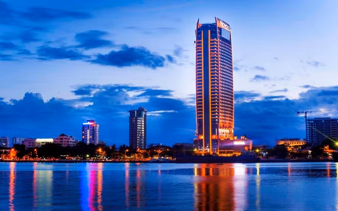 8. Khách sạn Novotel Đà Nẵng Premier Hàn River Địa điểm: Đà Nẵng Chiều cao: 155,4 m Khai trương đúng vào dịp kỷ niệm ngày thống nhất đất nước năm 2013, tòa nhà cao 37 tầng này được đánh giá như một trong những điểm nhấn của thành phố Đà Nẵng.