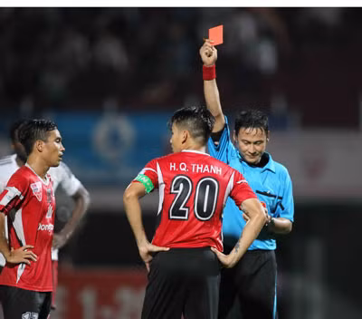Có thể là vô tình, nhưng cũng có trường hợp từ những pha vào bóng nguy hiểm của đối phương.