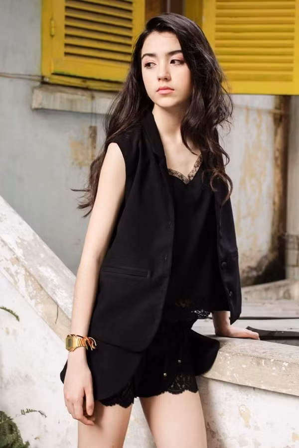 Với những đường nét pha trộn, cô gái xinh đẹp 16 tuổi thu hút nhiều sự quan tâm qua những bộ ảnh thời trang và phong cách ăn mặc độc đáo.