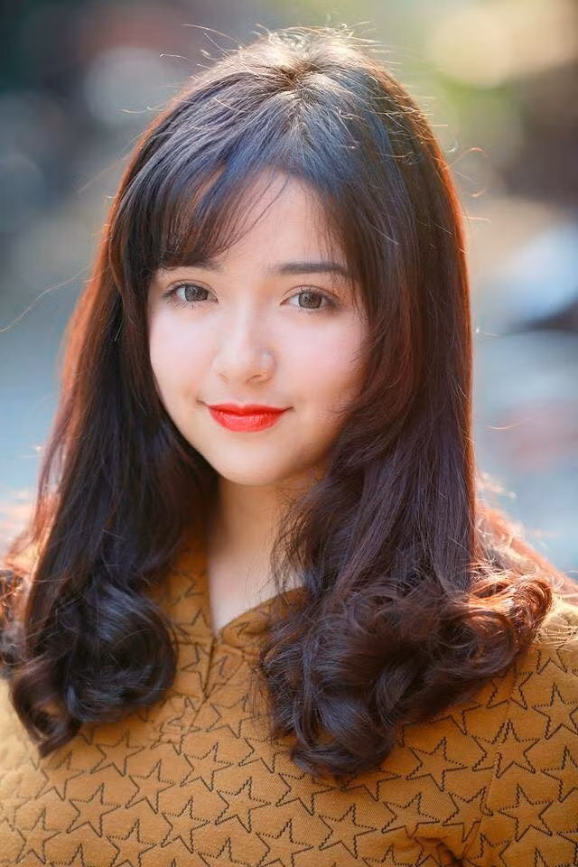 Ngay từ khi còn ngồi trên ghế nhà trường, Trinh Tây đã là hot girl, được giới trẻ biết đến qua các bộ ảnh thời trang và làm mẫu cho nhiều nhãn hàng. Hiện cô là học sinh lớp 12, trường THPT Nguyễn Bỉnh Khiêm, Hà Nội.