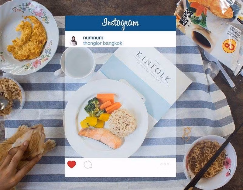 Những bức ảnh trên Instagram thường khiến bạn trầm trồ, nhiều khi ghen tỵ với phong cách, lối sống của người chụp. Nhưng đằng sau khung vuông đặt crop và filter rất đẹp ấy là một sự thật phũ phàng? Tạp chí Kinfolk đang tạo nên một cơn sốt về lối sống lành mạnh gần gũi thiên nhiên được các bạn trẻ ưa chuộng