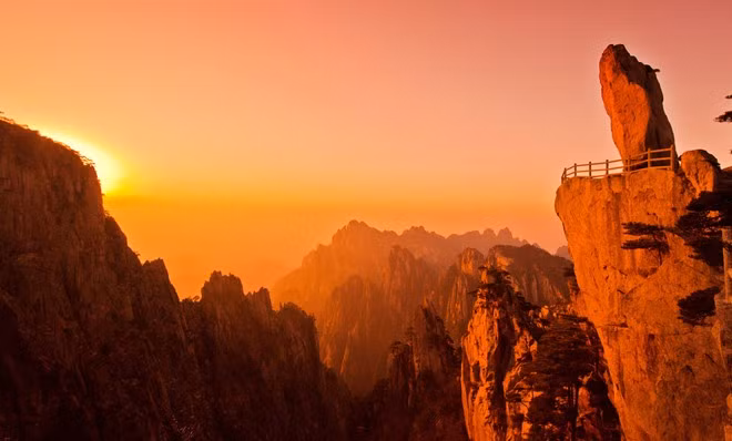 Ngày 2: Đi xe tới khu thắng cảnh Hoàng Sơn với nhiều địa điểm nổi tiếng như chùa Vân Cốc, Mộng Bút Sinh Hoa, đình Bài Vân... Sau khi ăn trưa tại đây, du khách ngồi xe xuống núi và tới suối nước nóng Zui. Ảnh: Baike.