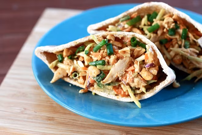 Bánh mì kẹp thịt gà, Railay, Thái Lan: Hãy chọn một trong những xe đồ ăn xuất hiện ở bãi biển vào buổi trưa và thưởng thức món bánh mì kẹp thịt gà ngon tuyệt với giá khoảng 2 USD. Ảnh: Thesweetslife.