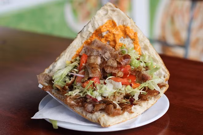 Bánh mì döner kebab, Berlin, Đức: Mức giá 4 USD là khá đắt cho một chiếc doner Kebab, nhưng bánh ở Berlin có phần nhân nhiều thịt, rất hợp cho một chuyến dã ngoại trước đảo Museum. Ảnh: Andberlin.