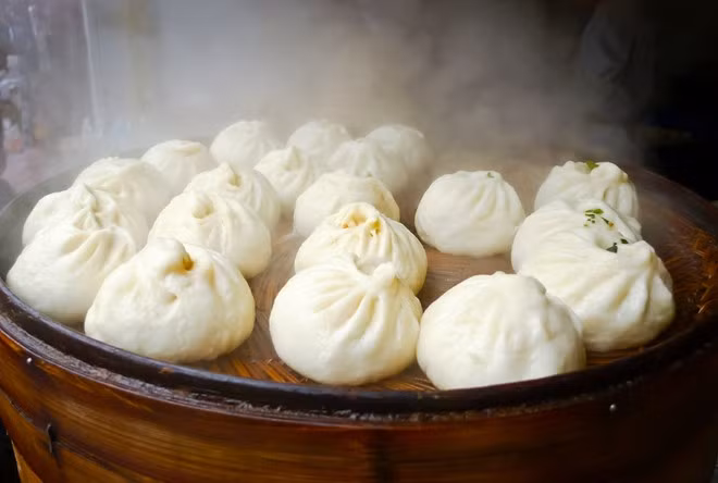 Bánh bao Tây An, Trung Quốc: Bạn có thể mua được 10 chiếc bánh bao mềm mại cùng nhân thịt đậm đà này với 1,5 USD. Ảnh: Banyangloballearning/Wordpress.