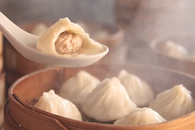 Tiểu long bao, Thượng Hải, Trung Quốc: Một đĩa tiểu long bao 12 chiếc có giá khoảng 2 USD. Hãy cẩn thận khi ăn, bởi nước thịt bên trong khá nóng. Ảnh: Japantimes.