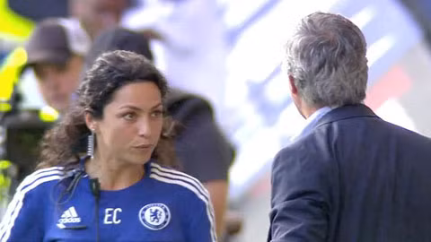 Nữ bác sỹ bị HLV Mourinho sỉ nhục tính kiện Chelsea. Chelsea đang đứng trước nguy cơ bị cuốn vào một cuộc chiến pháp lý, khi nữ bác sỹ từng bị HLV Jose Mourinho mắng mỏ trên sân là Eva Carneiro dự định sẽ nhờ tòa án đòi lại công bằng cho cô.