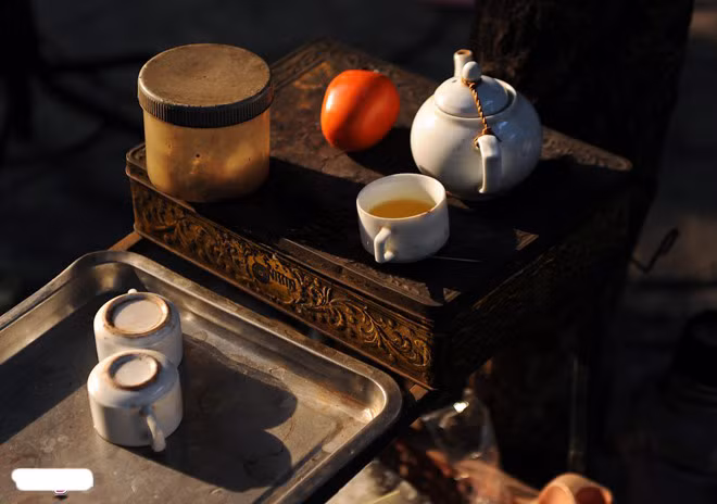 Chén trà thơm của những người đàn ông đàm đạo câu chuyện cuộc sống bên hiên nhà.