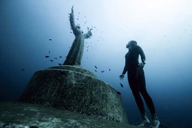 Tượng Christ of the Abyss, Portofino, Italy: Bức tượng chúa Jesus cao 2,5 m này được đặt ở nơi Dario Gonzatti thiệt mạng vào năm 1947. Nằm ở độ sâu 10 m, tác phẩm của nhà điêu khắc Guido Galletti được nhiều người mê lặn biết tới. Ảnh: Julie Gautier.