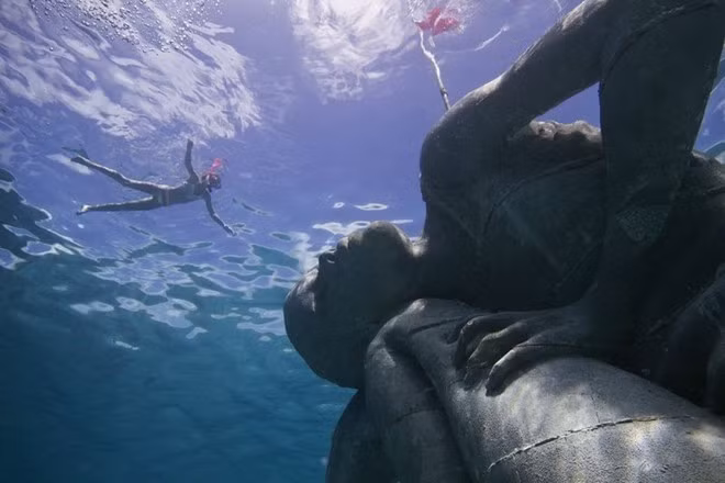 Ocean Atlas, New Providence, Bahamas: Bức tượng dưới nước lớn nhất thế giới này cũng là tác phẩm của nghệ sĩ Jason. Ocean Atlas có trọng lượng lên tới 60 tấn, tượng trưng cho sự quan trọng của việc bảo vệ đại dương, và được đặt ở nơi cần cải tạo ngay lập tức. Ảnh: Jason de Caires Taylor.