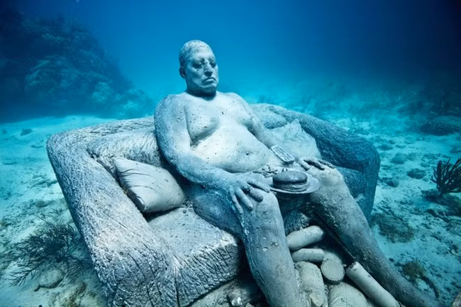 Bảo tàng nghệ thuật dưới nước Cancun, Mexico: Jason de Caires Taylor, tác giả của 500 tượng điêu khắc với kích cỡ bằng người thật, cho biết cảnh ánh mặt trời làm màu sắc của bọt biển bám trên bức tượng bừng sáng vô cùng ấn tượng. Ảnh: Jason de Caires Taylor.