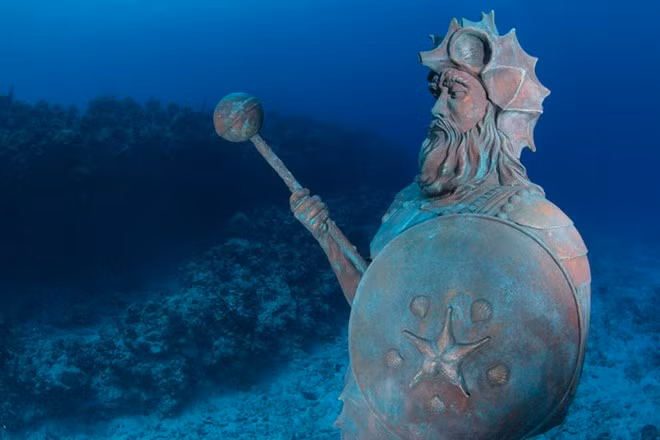 Tượng vệ thần của Rạn san hô, đảo Grand Cayman: Nancy Easterbrook, người đã đặt bức tượng này dưới biển, khẳng định nếu bạn dành cho tượng một nụ hôn, bạn sẽ gặp nhiều may mắn. Ảnh: Chris Parsons.