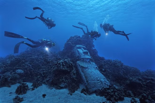 Tượng Moai giả, đảo Phục Sinh, Chile: Khác với những bức tượng khổng lồ và kỳ bí trên bờ biển đảo Phục Sinh, bức tượng này được làm vào năm 1994. Nằm trên rạn san hô, tượng Moai giả là một trong những điểm tham quan hấp dẫn của hòn đảo. Ảnh: Randy Olson.