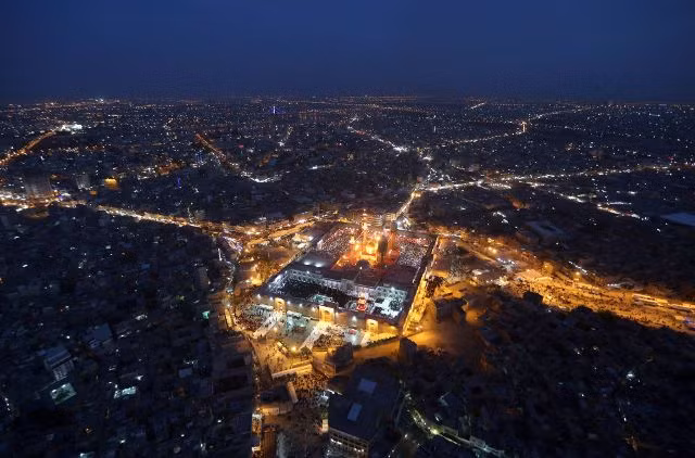 Toàn cảnh ngôi đền Hồi giáo Shiite ở Kazimiyah, Baghdad, Iraq vào ban đêm. Nơi đây thường xuyên có các vị khách hành hương ghé thăm để tưởng niệm cái chết của vị thần Imam Moussa al-Kazim.