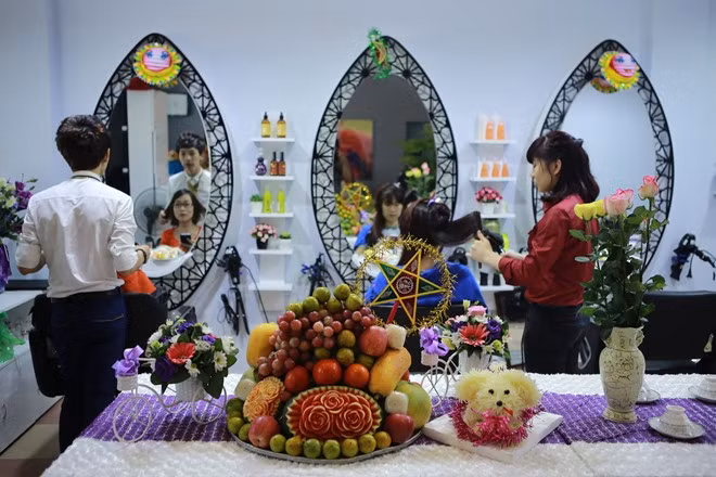 Ngoài làm tóc miễn phí cho khách tên Trung và Thu, đơn vị này còn tổ chức cho khách phá cỗ tại salon. Ảnh: Ngọc Lan.