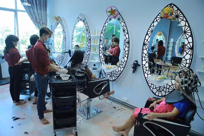 Do số lượng người đăng ký quá tải, chủ salon phải sắp xếp và hẹn lịch tới làm tóc cho khách theo danh sách đăng ký. Ảnh: Ngọc Lan.
