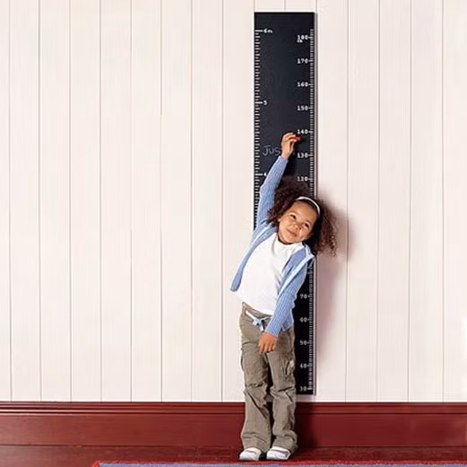 Sự phát triển chiều cao của trẻ chỉ bị ảnh hưởng khoảng 23% từ yếu tố di truyền (gene của ông bà, cha mẹ) ngoài ra dinh dưỡng lại đóng góp đến 32%; chế độ vận động, thể dục thể thao quyết định 20%. Còn lại là những yếu tố của môi trường sống, bệnh mạn tính và bẩm sinh, chế độ nghỉ ngơi...
