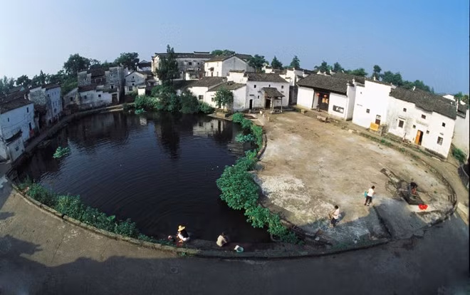 Hồ Chuông là hình ảnh thái cực với hai nửa âm dương rõ rệt, nằm ở trung tâm và là điểm trũng nhất của thôn Bát Quái. Ảnh: Weixin.