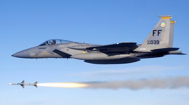 Trong trường hợp Nga xuất khẩu Su-35 cho một quốc gia ở thế giới thứ 3, cuộc đối đầu giữa F-15 và Su-35 có thể xảy ra, tuy nhiên lợi thế không còn nghiêng về phía máy bay do Nga sản xuất. Đội ngũ phi công được đào tạo bài bản của Mỹ dễ dàng giành lợi thế trước những người đồng nghiệp phía bên kia chiến tuyến.