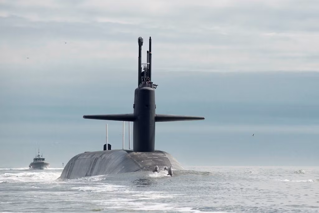 Tàu USS Tennessee (SSBN-734) hoạt động trên biển. Các tàu lớp Ohio số hiệu SSBN-734 trở đi có thể trang bị 24 tên lửa liên lục địa Trident II D5, tầm bắn 11.300 km cùng khả năng mang 12 đầu đạn hạt nhân. Ngoài ra, chúng còn được bố trí 22 ống phóng, với 7 tên lửa hành trình Tomahawk mỗi ống, để tấn công phi hạt nhân các mục tiêu trên đất liền.