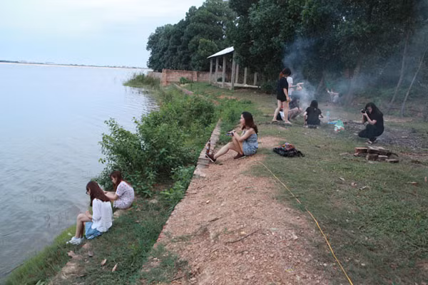 Hồ nước rộng là khoảng không gian lý tưởng cho các bạn trẻ tụ tập vui chơi, thư giãn, ngồi hóng gió, chụp ảnh, nướng thịt...