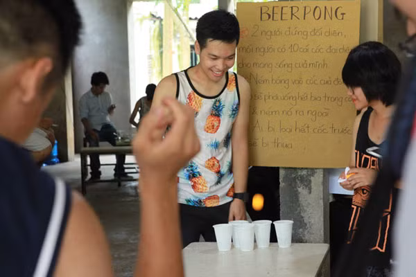 Trò chơi có tên Beer Pong. Luật chơi là hai người đứng ở hai đầu bàn, trước mặt mỗi người có 10 chiếc cốc đổ đầy bia. Người chơi phải ném bóng vào cốc của đối thủ và đối thủ phải uống hết cốc bia đó. Ai bị loại hết cốc bia trên bàn trước sẽ thua cuộc.