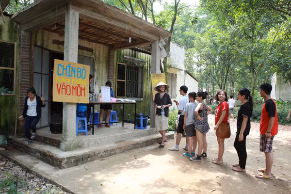 Xếp hàng theo thứ tự để mua đồ ăn như thời bao cấp.