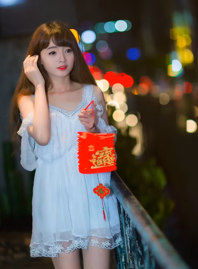 Hot girl Sài thành Lan Hương gây ấn tượng với làn da trắng, gương mặt như búp bê. Cô diện váy trắng đơn giản cùng chiếc lồng đèn nhỏ trong không gian lung linh của Sài Gòn về đêm.
