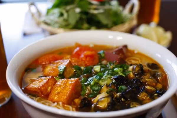 4. Bún ốc bà Lương - Khương Thượng. Với tuổi đời hơn 40 năm, bún ốc bà Lương là điểm đến quen thuộc với bất cứ ai mê ốc. Cửa hàng nằm trên con phố Khương Thượng, không gần trung tâm như những hàng ăn nổi tiếng Hà Nội nhưng bún ốc bà Lương vẫn luôn chật cứng chỗ ngồi vào mỗi buổi sáng.