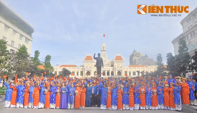 Sáng 2/9, Trung tâm hỗ trợ Thanh niên công nhân TP HCM đã tổ chức đám cưới tập thể ngày Quốc khánh cho 100 cặp đôi uyên ương.