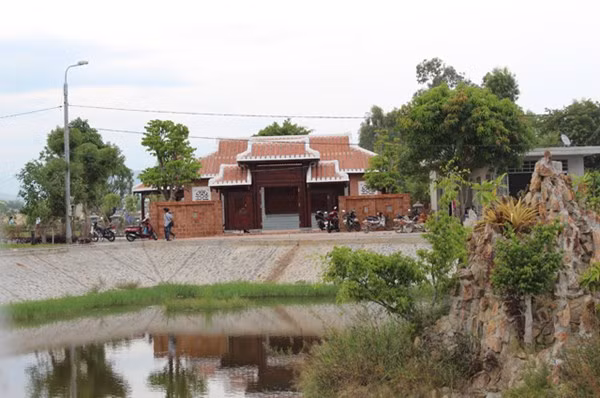 Kinh phí xây dựng khu lưu niệm ông Nguyễn Bá Thanh do gia đình bỏ ra nhằm có một nơi khang trang cho ông an nghỉ và cũng để người dân tới thăm viếng có thể tìm hiểu thêm về cuộc đời, sự nghiệp của ông qua những kỷ vật, tư liệu trưng bày.